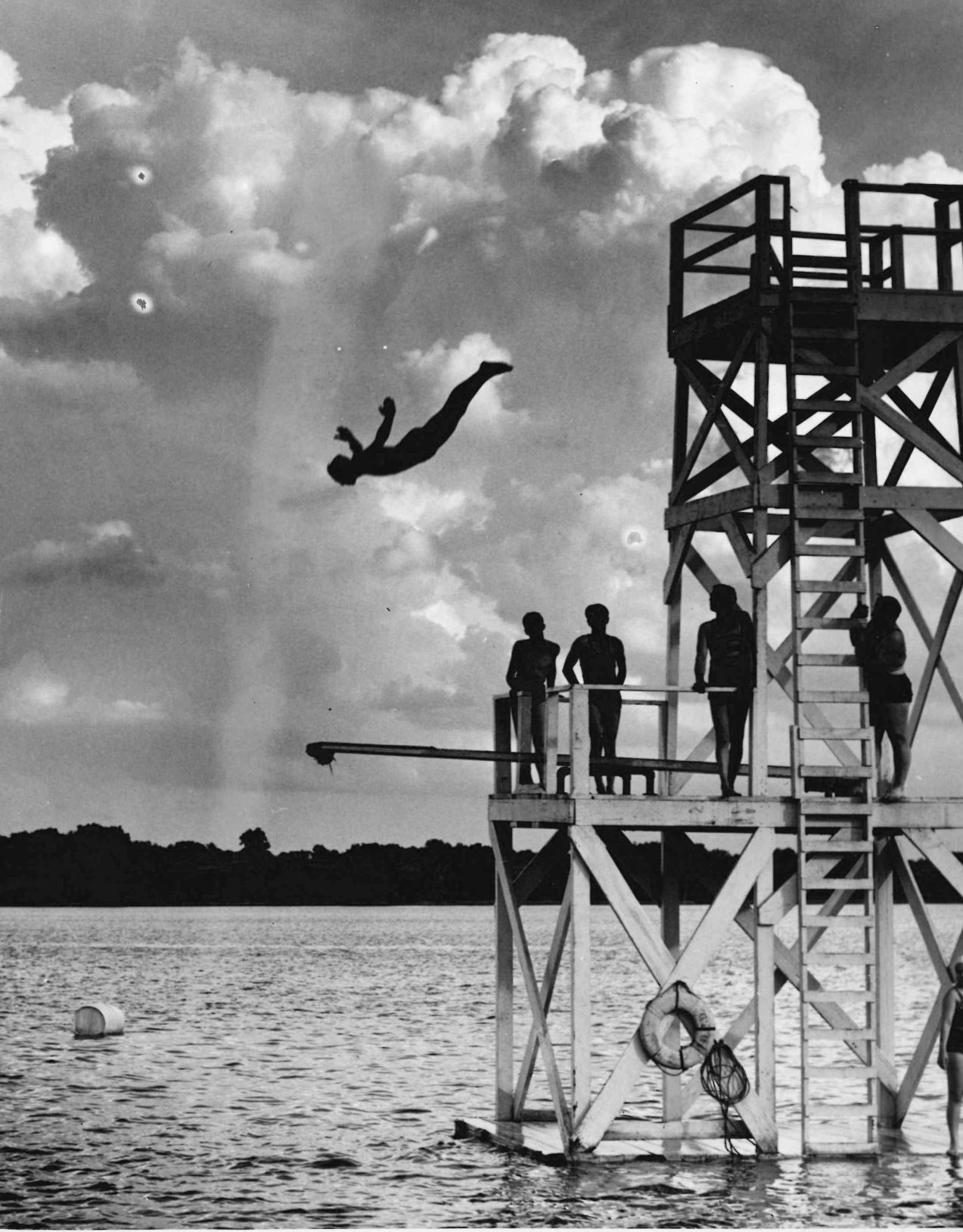 Diving tower